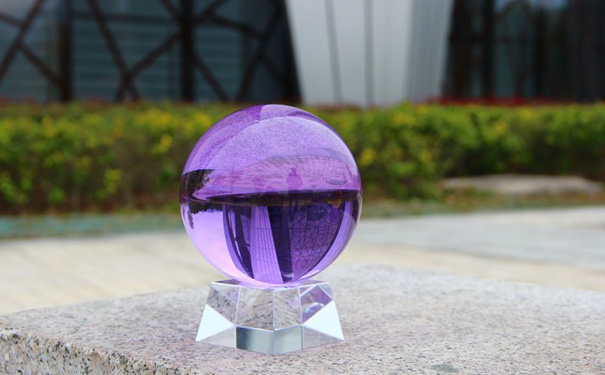 紫色水晶球的风水作用图片，紫水晶和什么属相犯冲