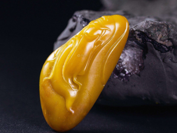 十一月诞生石黄玉，七月的诞生石是什么石