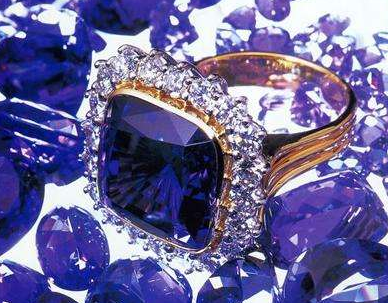 三月诞生石蓝宝石，10月15日的诞生石