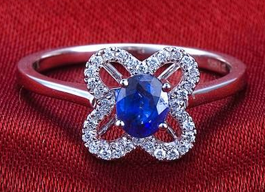 三月诞生石蓝宝石，六月的诞生石是什么石