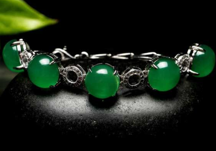 五月诞生石是翡翠，天然绿玉髓是什么东西