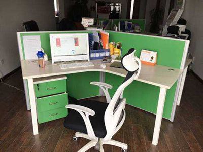 办公桌右侧最好少放东西吗，办公桌的哪一侧为财位