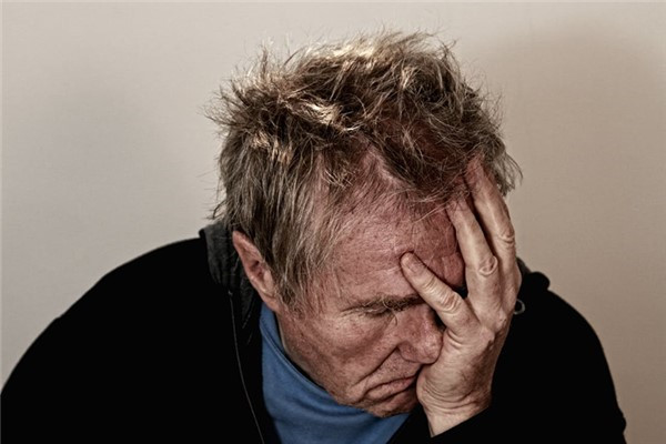 梦见老人尿床是什么预兆（梦见亲人尿床是啥意思）