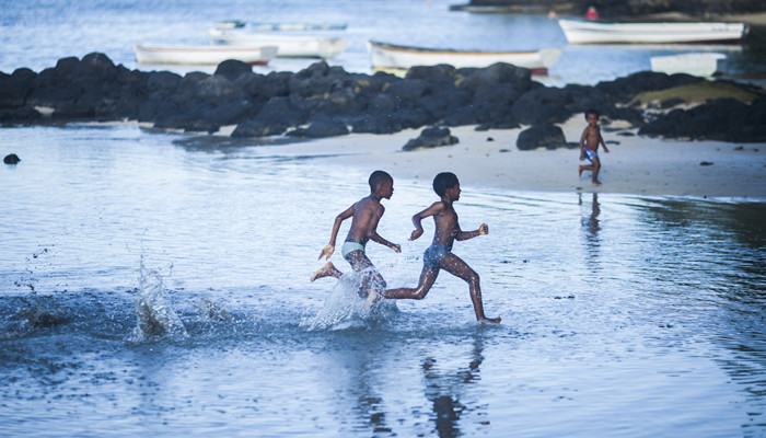 梦见小孩淹水了什么意思（梦见孩子被水淹又捞起）