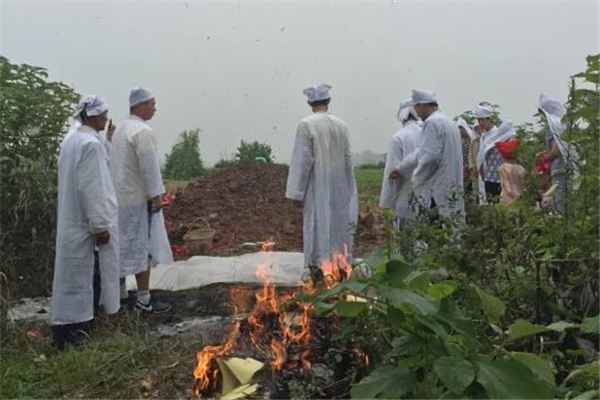 上坟五大注意事项图片，千万不要让孙子去上坟