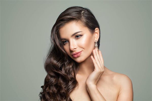 耳朵上有个小眼（女孩有耳仓是什么命）