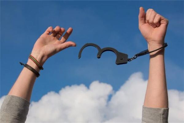 梦见手拷拷自己(梦见自己被铐上手铐)