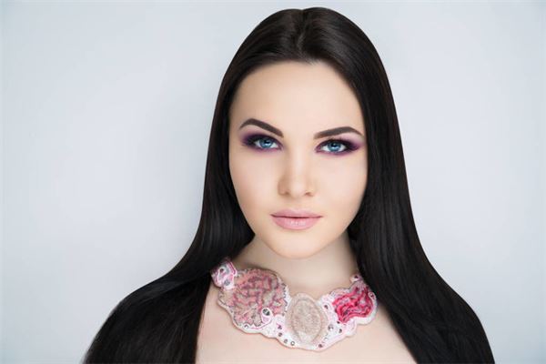 女人有悬胆鼻的命运，鼻若悬胆什么意思