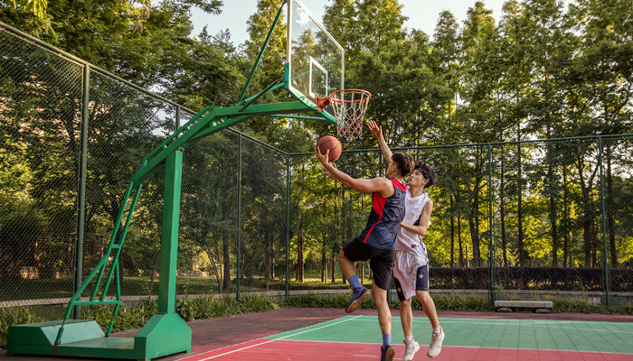梦见篮球场是什么意思啊（梦见篮球场别人打篮球）