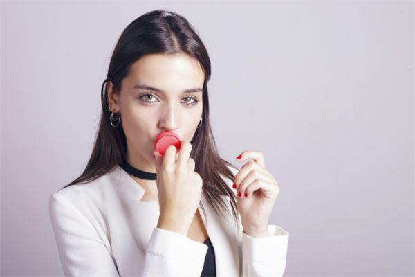 异性缘好的女人面相特征，女人异性缘好是福气吗