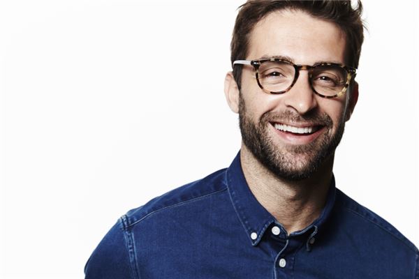 浓眉小眼的单眼皮男人面相（浓眉小眼的男人靠谱吗）