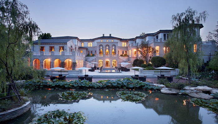 梦见下大雨屋顶漏个洞,房顶漏水寓意是吉兆 梦见下大雨屋顶漏个洞,房顶漏水寓意是吉兆