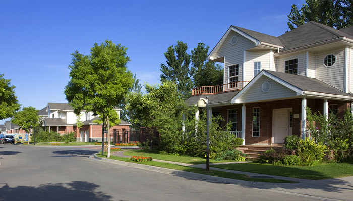 梦见下大雨屋顶漏个洞（房顶漏水寓意是吉兆）