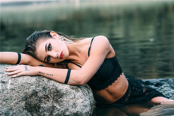 梦见活着的人死去什么意思（梦见还活着的人去世了）