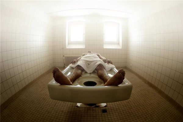 梦见太平间是什么预兆（梦见从太平间门口经过）