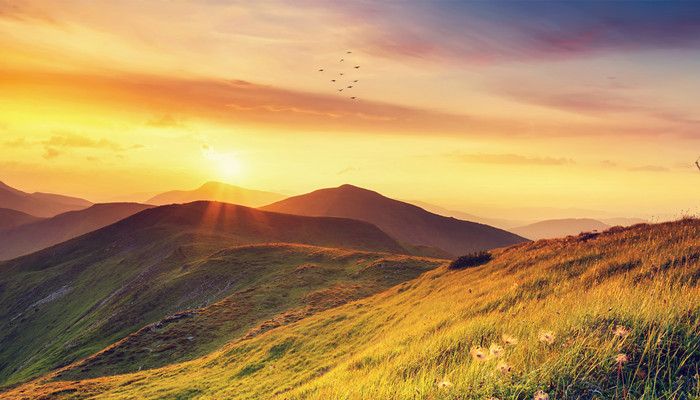 梦见太阳变成蓝色星球了（梦见天上出现星球转动）