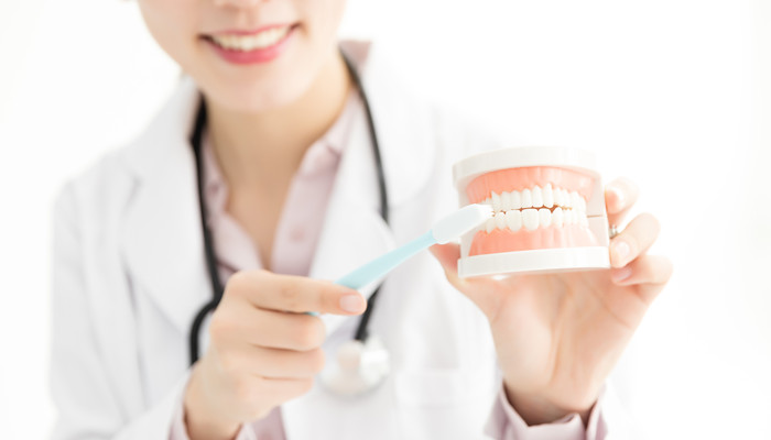 梦见下排的牙齿掉了好多颗（梦见自己下排牙齿全掉了）