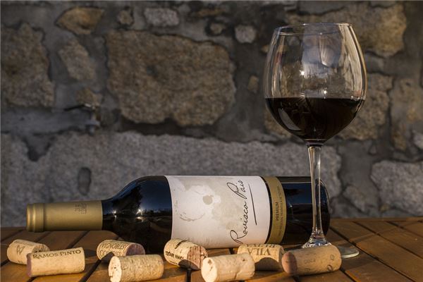 梦见红酒是什么意思啊（梦见很多瓶红酒）