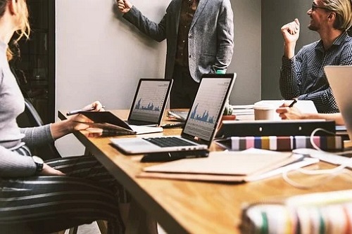 狮子座适合打工还是创业（狮子座容易成功的行业）