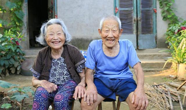 生肖鸡晚年可以依靠的是谁（女人晚年无依靠的命局）