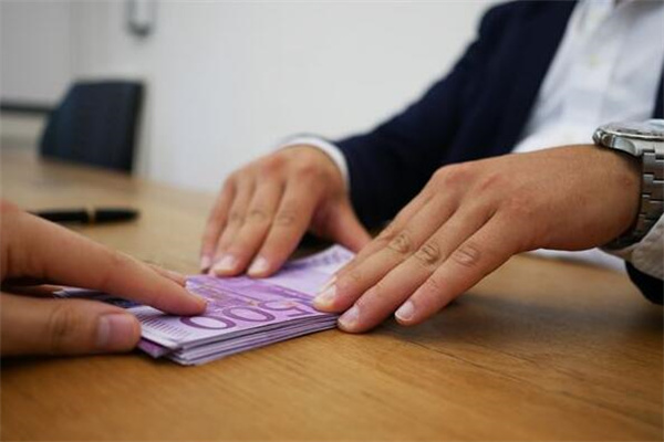 梦见老人给钱是什么意思（梦见老人和小孩代表什么）