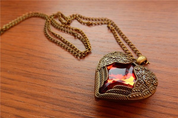 梦见偷项链预示什么意思（做梦梦到项链吊坠坏了）