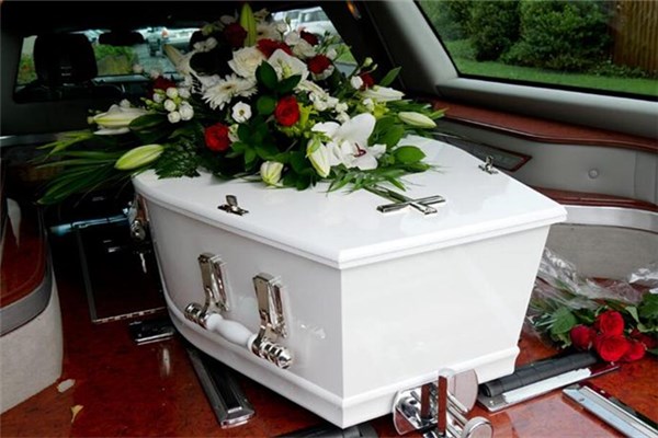 梦见屋中有棺材是什么兆头(男人梦见棺材有预兆)