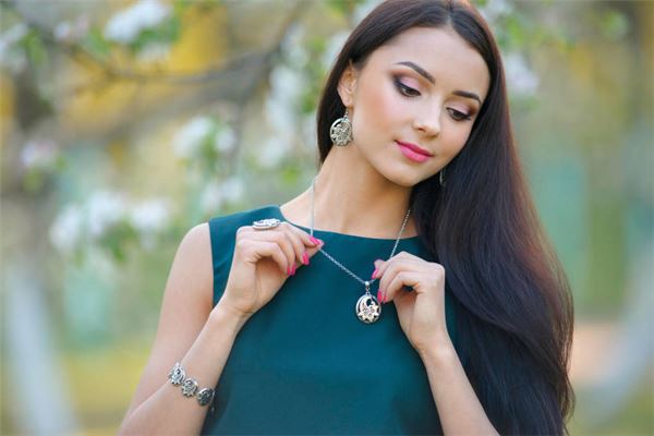 女人有鹰钩鼻旺夫吗面相，鹰钩鼻的女人旺夫吗