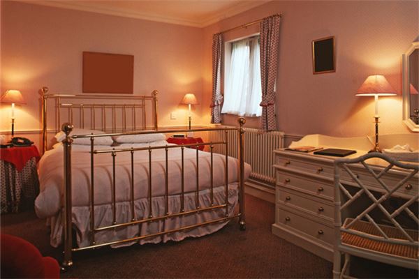 卧室床摆放的讲究图片，床与书柜摆放禁忌