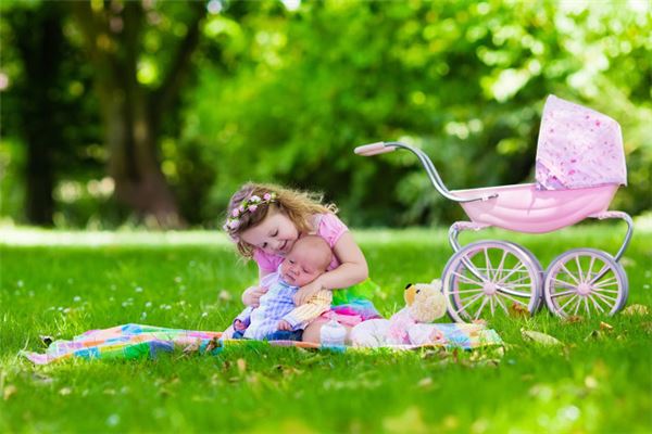 福气重的孩子克父母的由来（好富贵命都是克父母的）