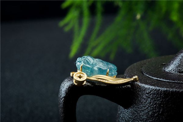 和田玉貔貅的佩戴禁忌，翡翠貔貅吊坠佩戴图片