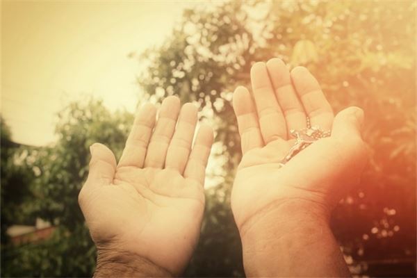 双手都是假断掌的女人面相，双断掌男人是天煞孤星吗