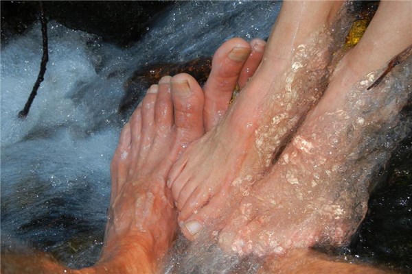 梦见泡脚是什么预兆（梦见给老人洗脚是什么预兆）