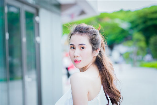 梦见性感女人是什么预兆(梦见一个身材很好的美女)