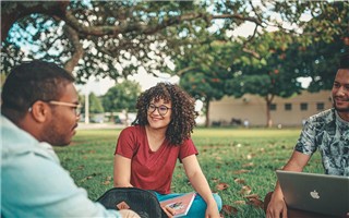 梦见小时候同学是什么意思（梦到多年不联系的同学）