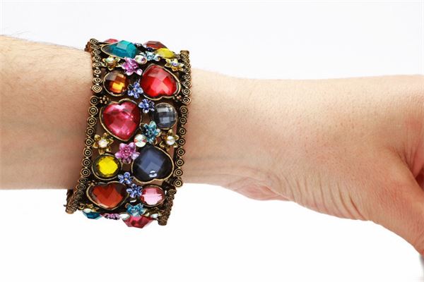 桃花运饰品有哪些品牌（女人招桃花运的饰品）