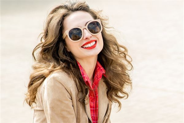 刀削唇的女人性格特点，女性嘴唇形状与性格