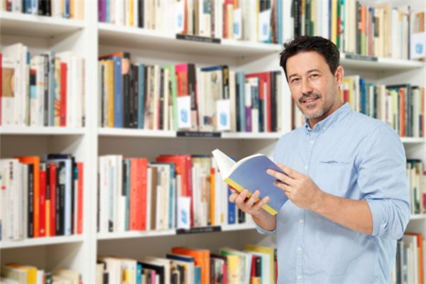 眼睛一大一小的男人命运（男人左眼大右眼小婚姻）