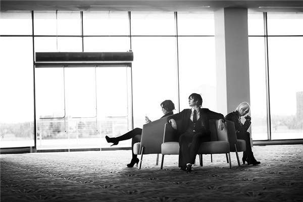 梦见同事死了是什么兆头啊（梦见活着的男同事死了）