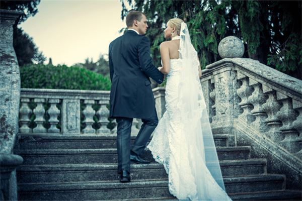 参加婚礼能穿黑色衣服吗女，别人结婚穿一身黑没事吧