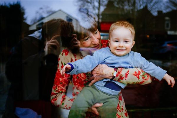 梦见老人和小孩代表什么（梦里有老人有小孩）