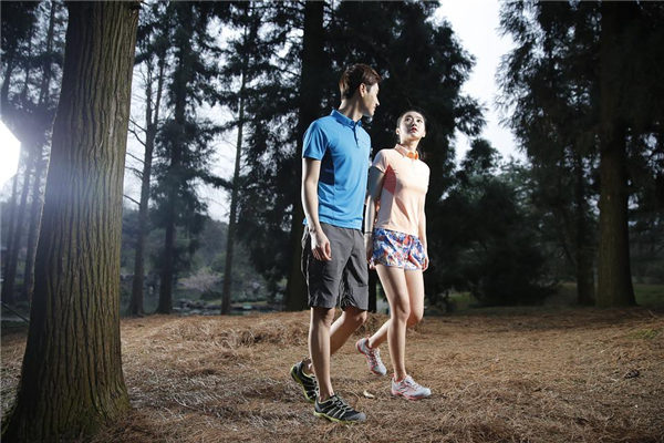 梦见陌生男女的预兆是什么（梦见陌生男女好几个人）