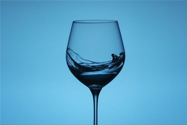 梦见酒杯碎了什么意思（梦见高脚杯碎了）