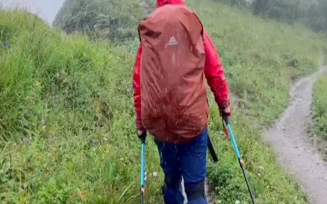 梦见雨中登山