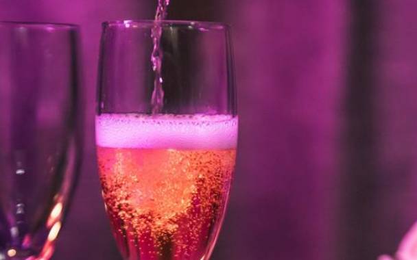 梦见杯子掉在地上水撒了一地 梦见杯子掉在地上水撒了一地