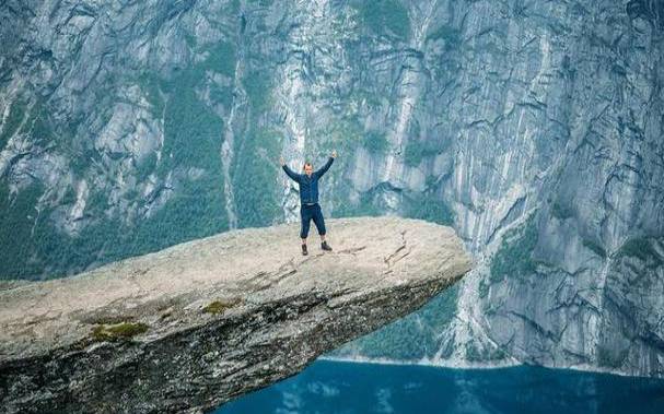 梦见站在悬崖边上，周公解梦之梦到站在悬崖边上