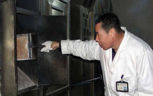 梦见火葬场给死人化妆