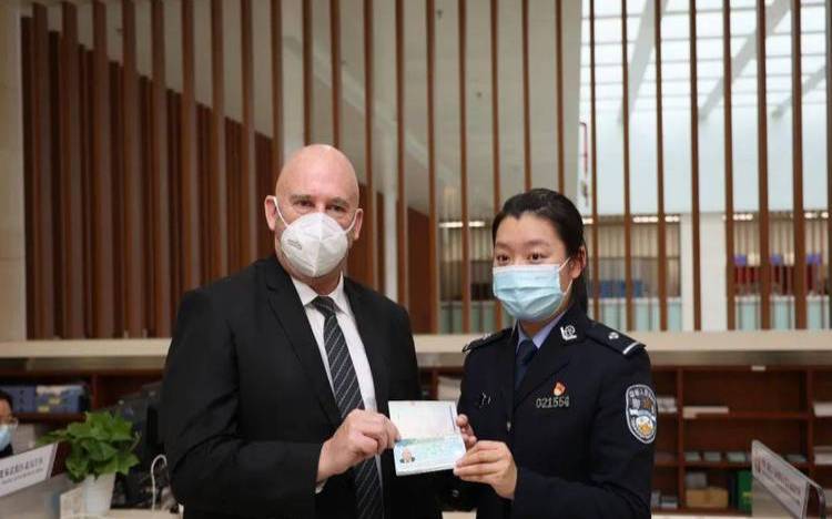 梦见外国人异邦人士