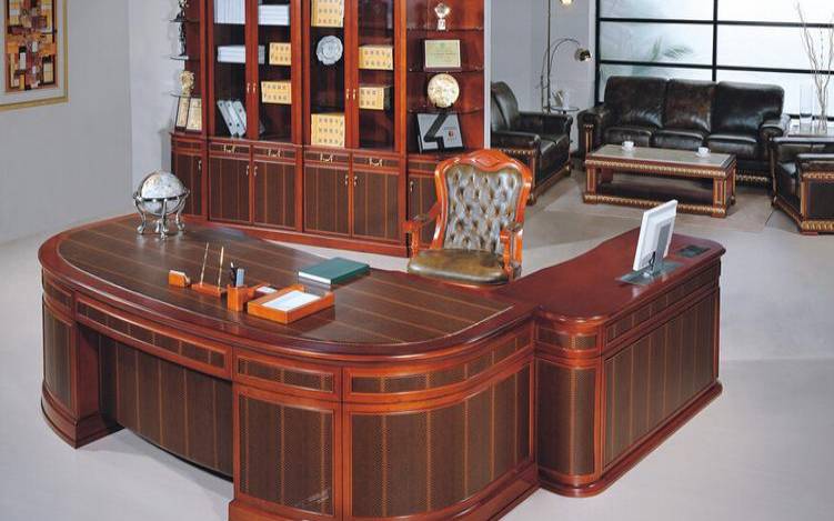 室内的办公桌摆放风水，背有靠山运势旺