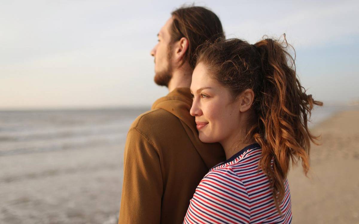 女人梦见和陌生男人拥抱,梦见自己主动抱男人